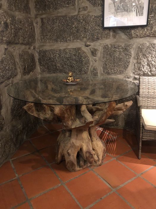 Mesa vidro com pe em tronco