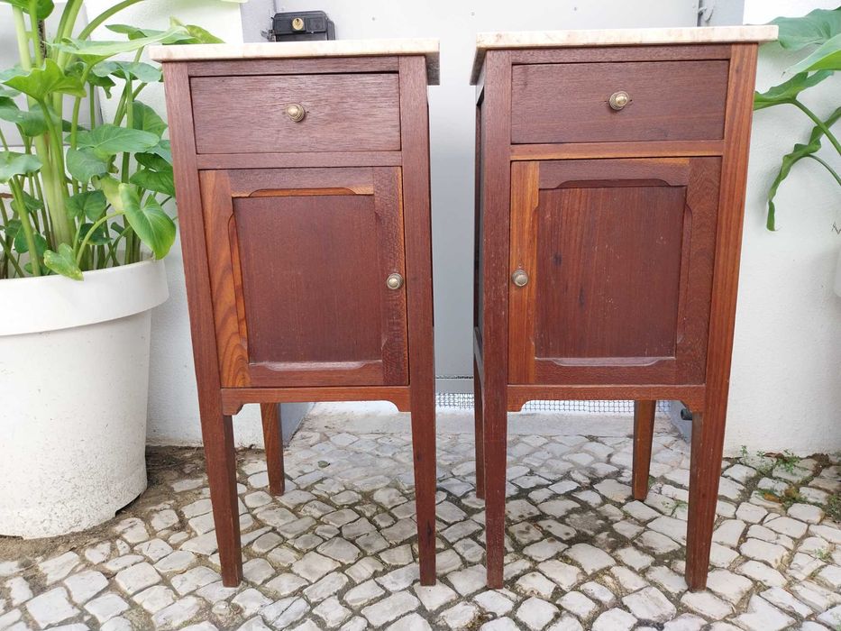 Conjunto de 3 sofás em madeira e 2 mesinhas de cabeceira com tampo de mármore