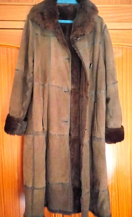 Casaco longo de Shearling marrom com gola e punhos em pele – Modelo feminino – Tamanho L/XL