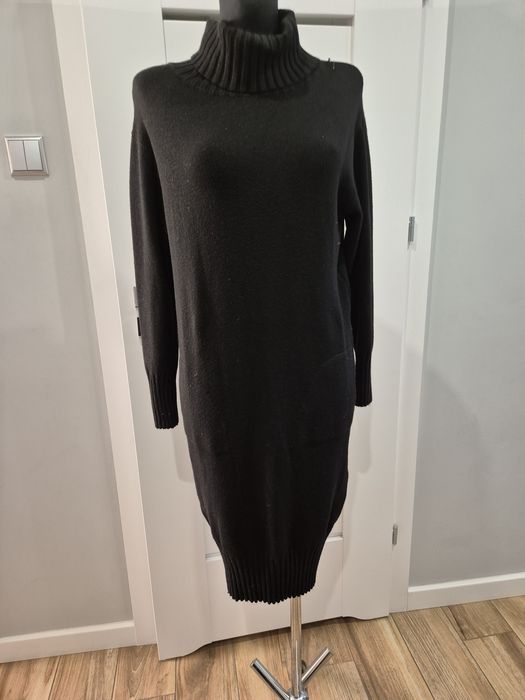 Nowa bez metki Włoska dzianinowa czarna sukienka z  golfem overs M-L-X