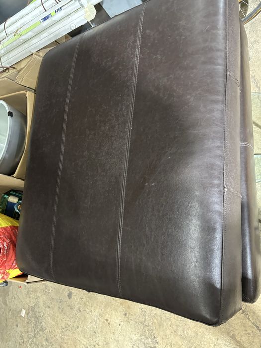 Sofa pouf couro usado