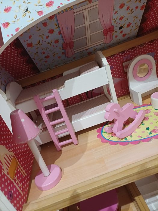 Domek dla lalek z wyposażeniem