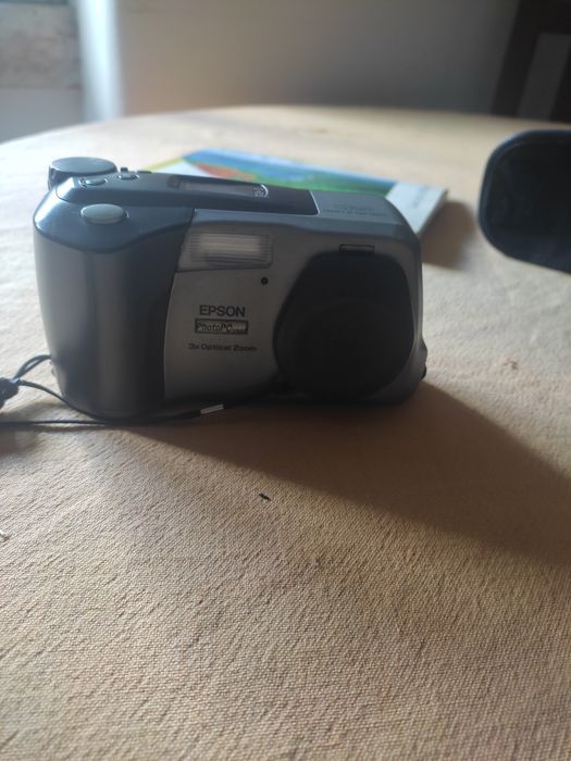 Câmara fotográfica Epson,antiga,a trabalhar normalmente.