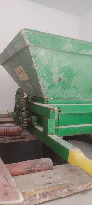 Esmagador ou espremedor de vinho manual