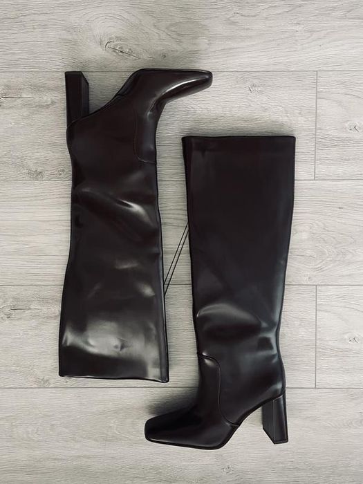 Лаковые деми сапоги до колен трубы и жокеи H&M