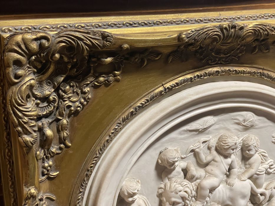 Quadro em talha dourada com querubins em marmore