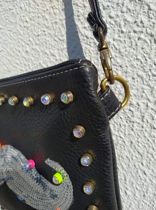 Mala com bigode de lantejoulas