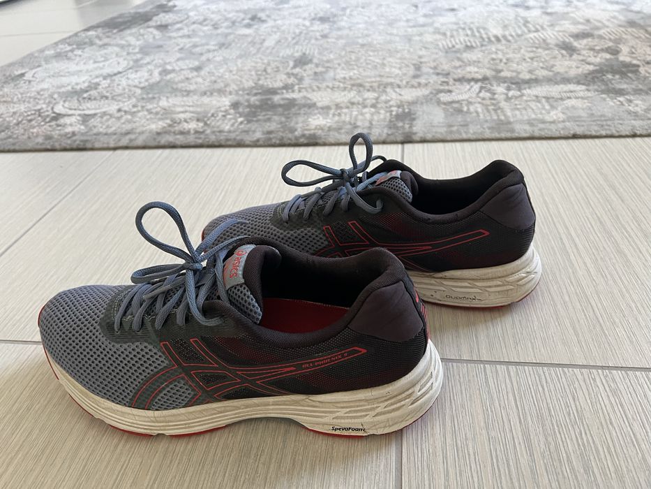 Кросівки Asics.