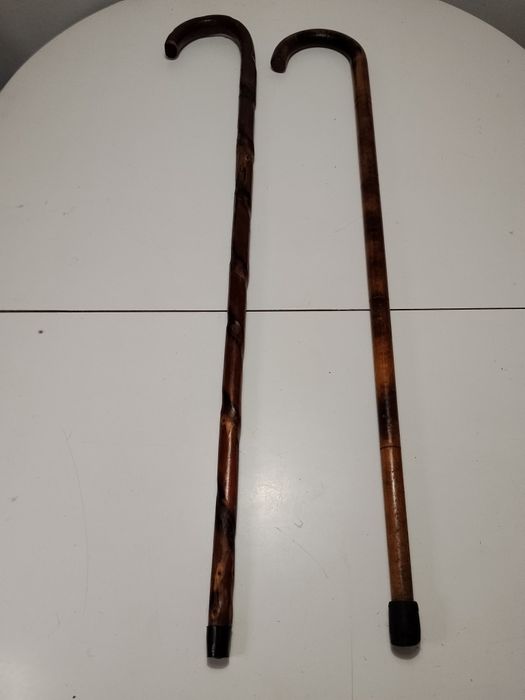 Stare gięte drewniane laski