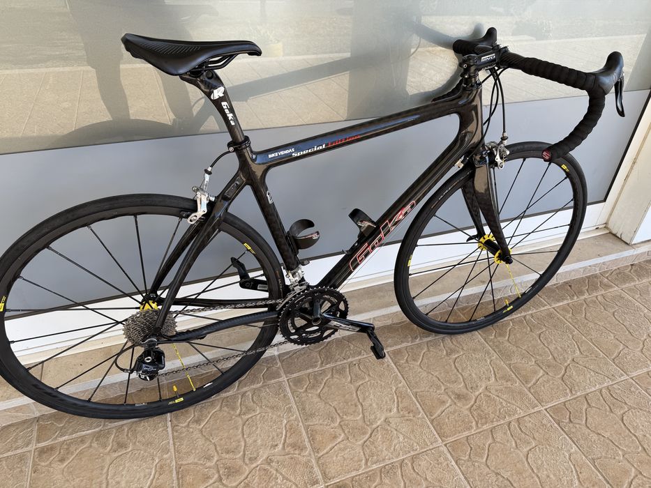 Bicicleta de estrada em carbono - Bem equipada
