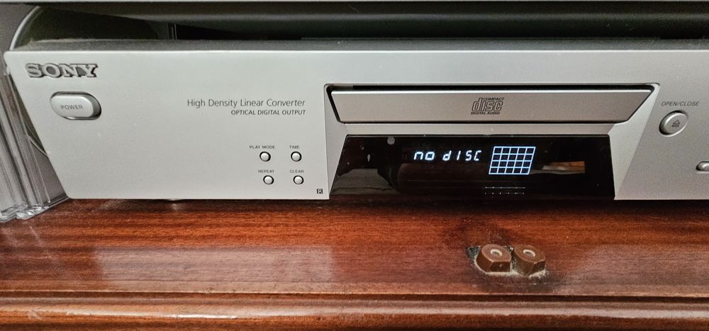 Cambridge AX C25 e Sony CDP-XE 370 Leitores CD como Novos.