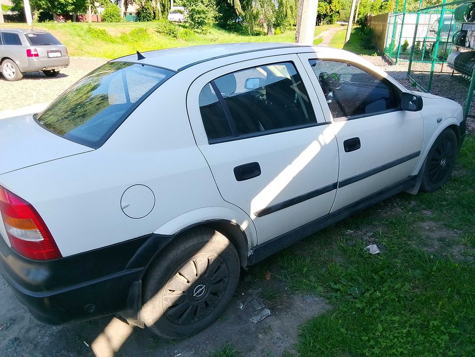 Машину Опель Астра джі 1.4