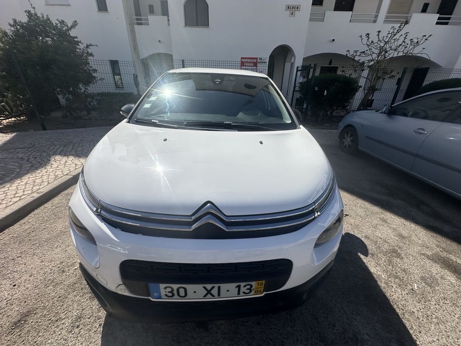 CITROËN C3 - Esta carrinha de 2019 destaca-se pelo seu design moderno e versatilidade. Com O carro tem 31.700 km, mas o motor foi totalmente refeito.
