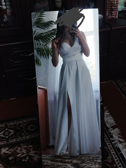 Вечірня сукня білого кольору