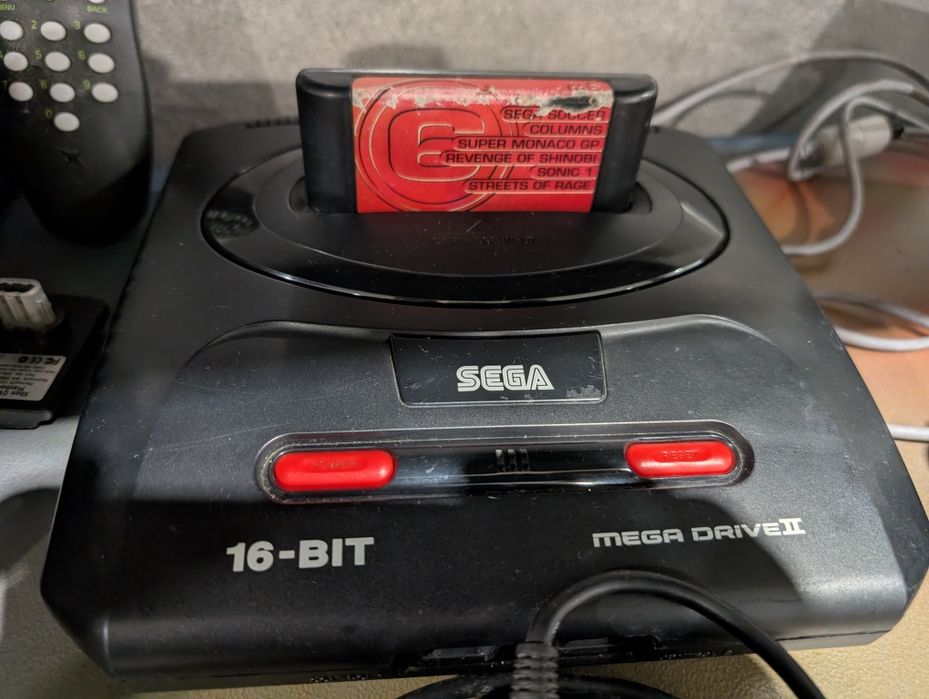 Consola Mega Drive 2 + Comando + 6 jogos