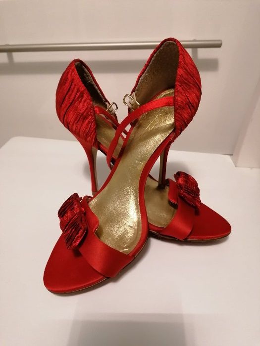 Przepiękne CZERWONE szpilki KAZAR