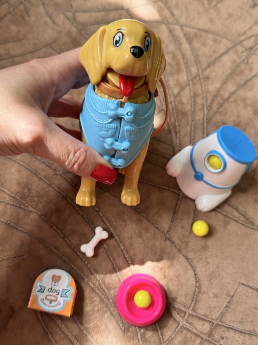 Іграшкова собачка з пулялкою для мʼячів, жилетом, повідком, мискою