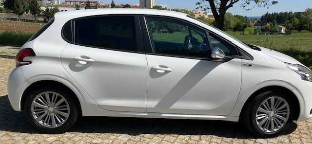 Vendo Peugeot 208 (ano 2016), em ótimo estado.
