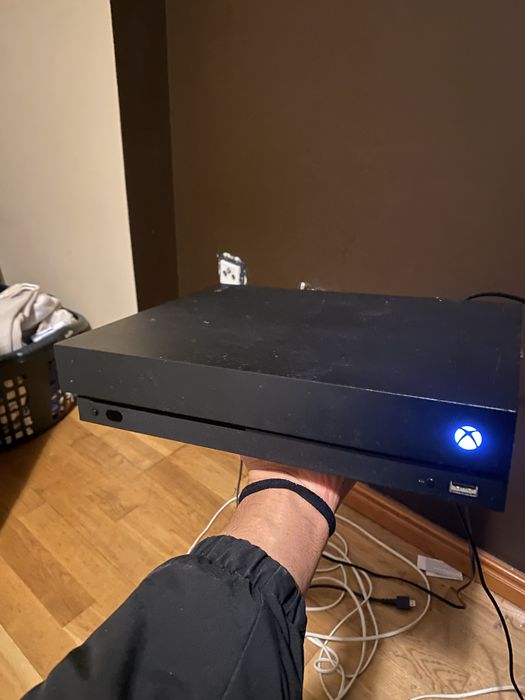XBOX ONE X 1TB (NEGOCIAVEL)
