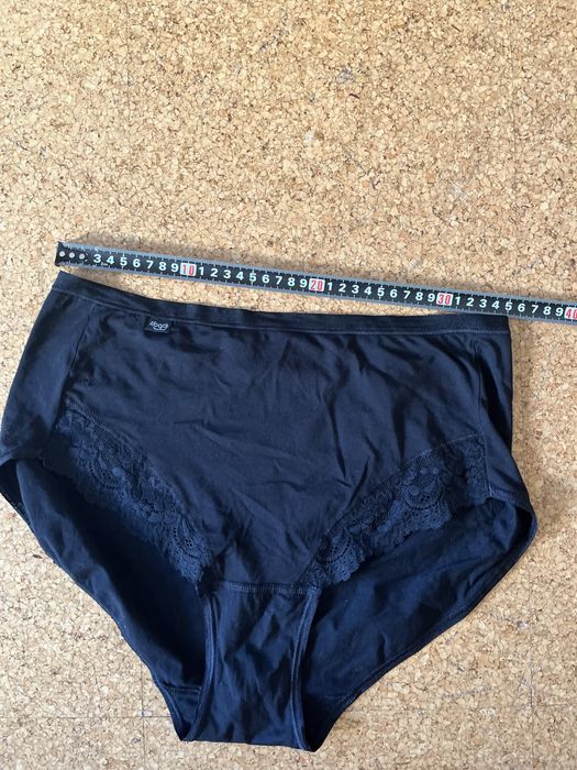Cueca Sloggi preta com renda L