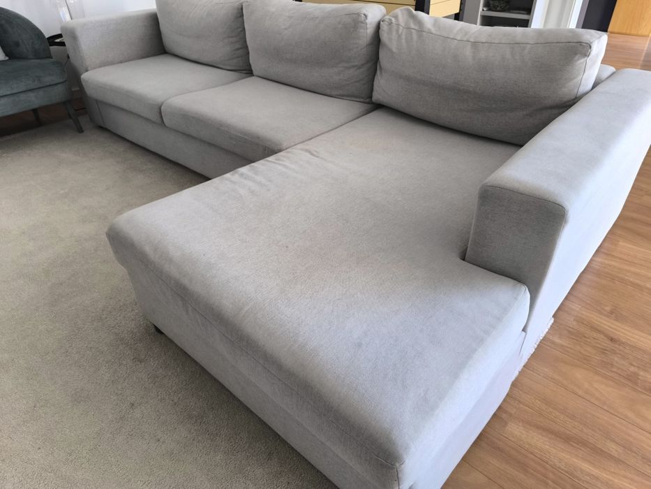 Sofá chaise longue.