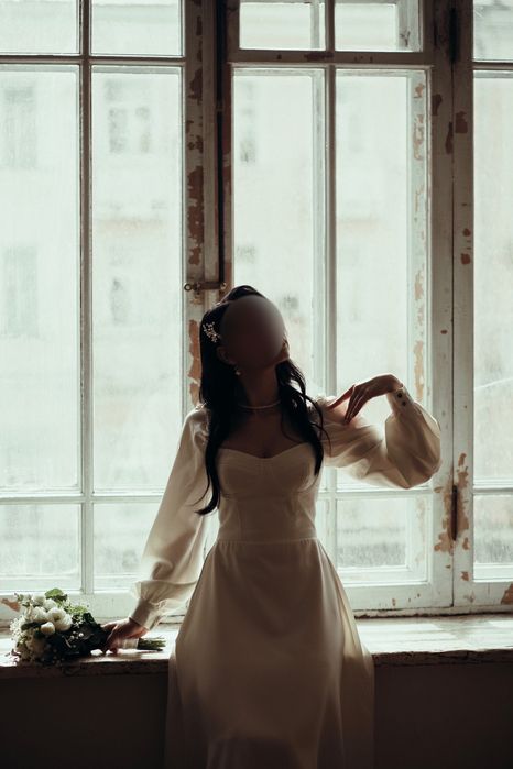 Біла витончена сукня (вечірня, весільна або для розпису) міді