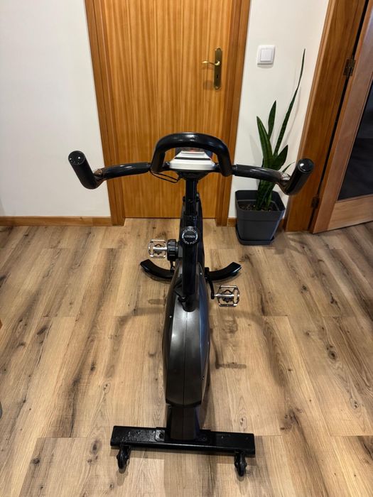 Bicicleta  semi nova com pedal adaptado