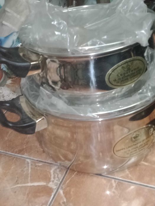 Продаються дві нові каструлі