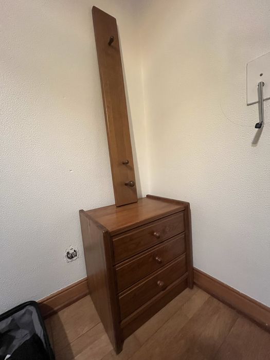 Conjunto Mesa de Cabeceira e Cabide