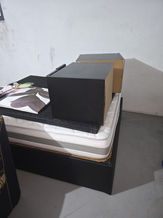 Cama de casal com mesinhas ,colchões  etc