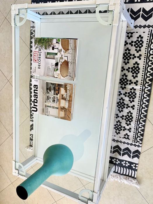 Mesa de centro, em ferro e vidro, 125cm por 70cm.