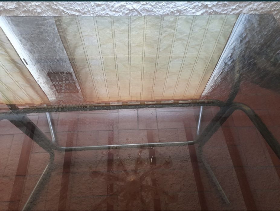 Mesa de jantar vidro com pes de latão