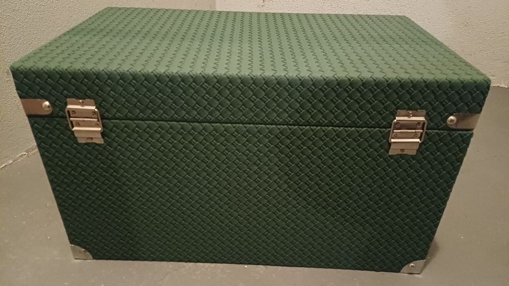 Baú de madeira de cor verde