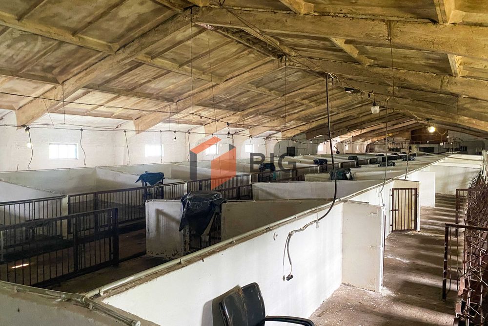 Продається цегляна будівля з повною інфраструктурою