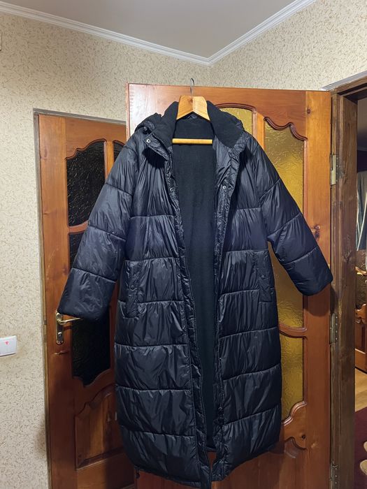 Чорна зимова куртка – дуже тепла та зручна