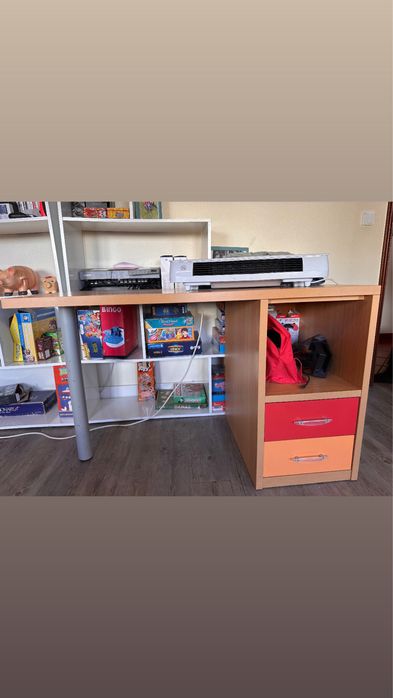 Mobilia de quarto de adolescente em muito bom estado