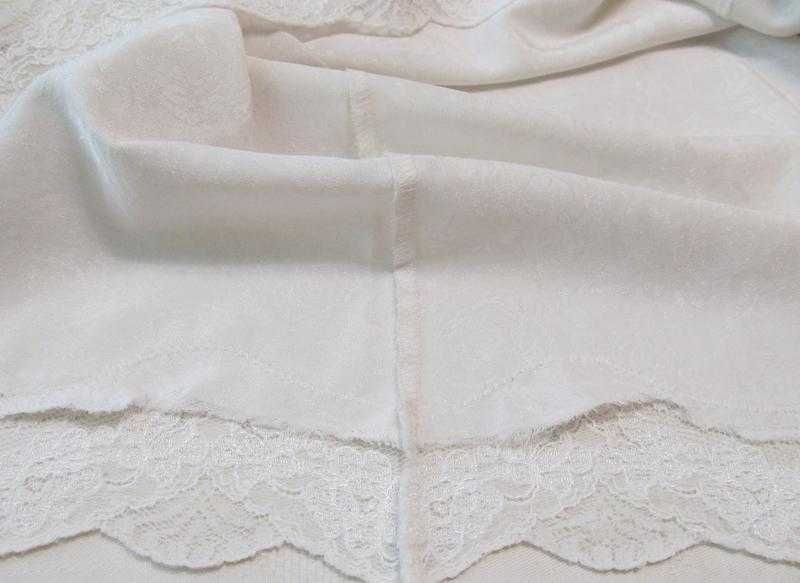 Подъюбник белый атласный жаккардовый цветочный узор кружево