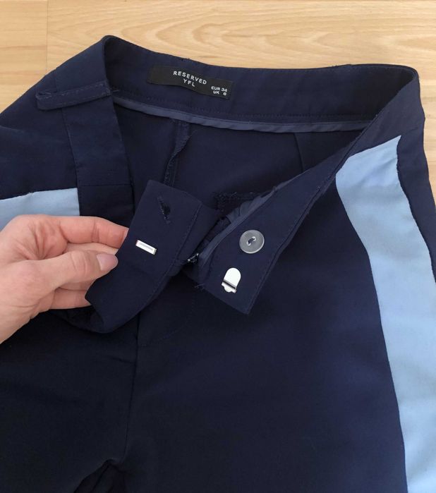 Granatowe spodnie materiałowe z lampasami, cygaretki, chino Reserved