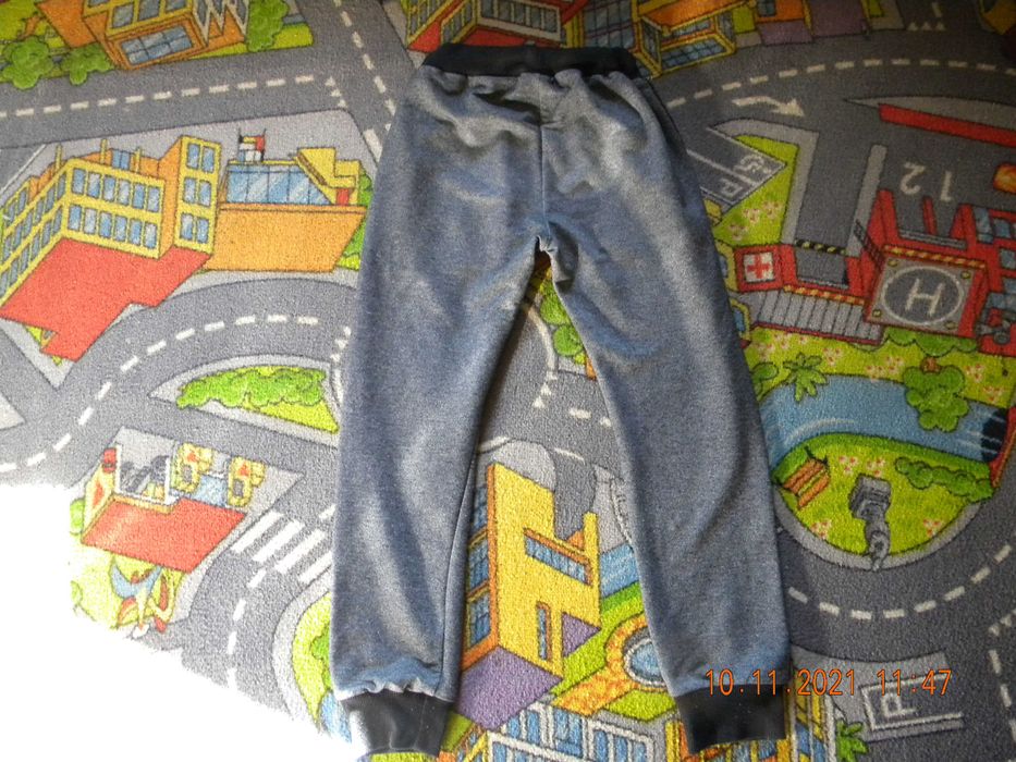 Spodnie dresowe dziewczęce rozmiar 122/128