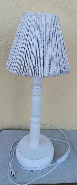 Lampa stołowa z drzewa bukowego