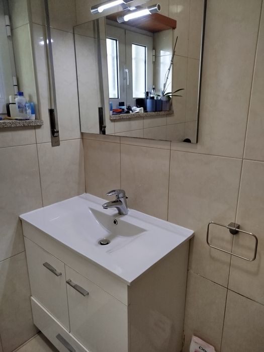 Armário de casa de banho mais espelho