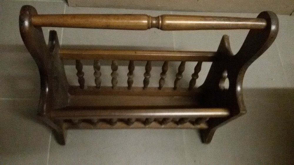 Cesto de chapéus/ revistas; Prateleira (antiguidades)