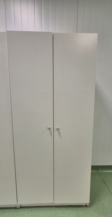 Biała szafa dwudrzwiowa Ikea Bostrak