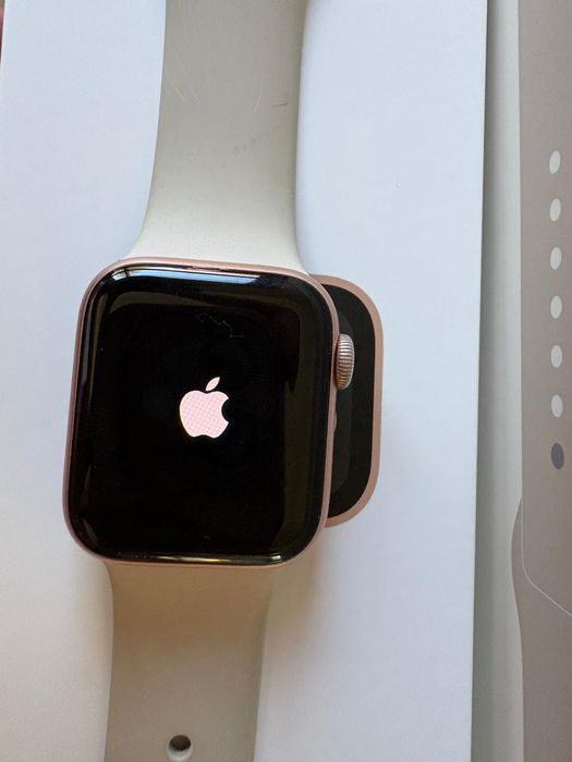Apple Watch SE 40mm Gold Alumínio (Starlight)