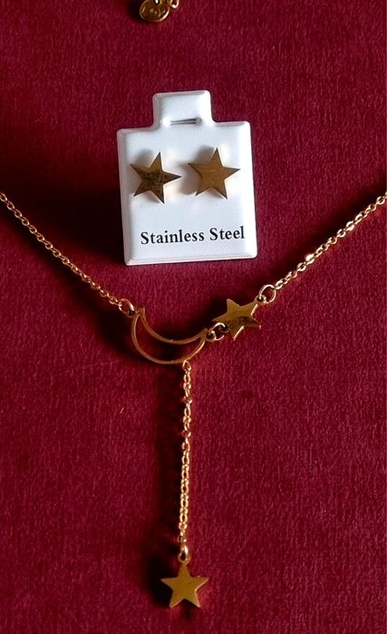 Conjunto dourado (colar e brincos), em aço, com estrelas e uma meia lua.