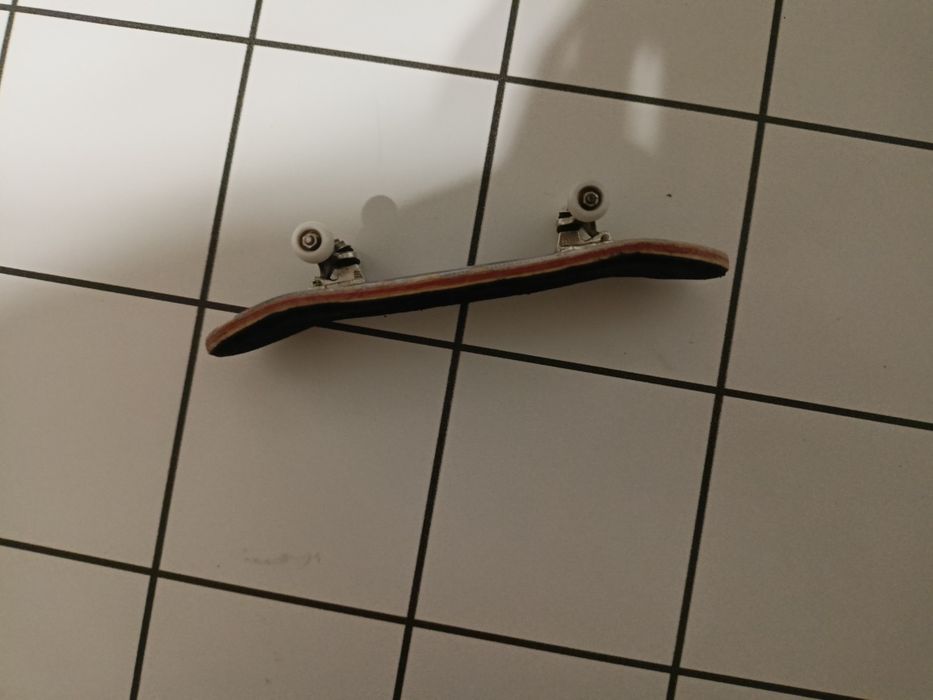 Sprzedam profesjonalnego fingerboard z lekko zdartym nadrukiem z tyłu