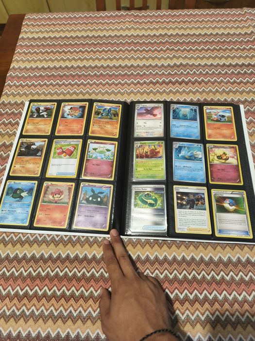 Álbum Pokémon Oficial com várias cartas