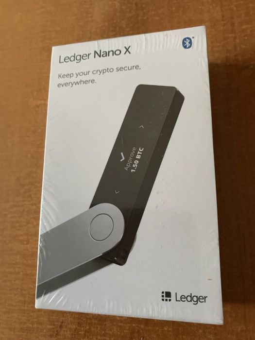 Холодный кошелек Ledger Nano X для хранения криптовалюты.
