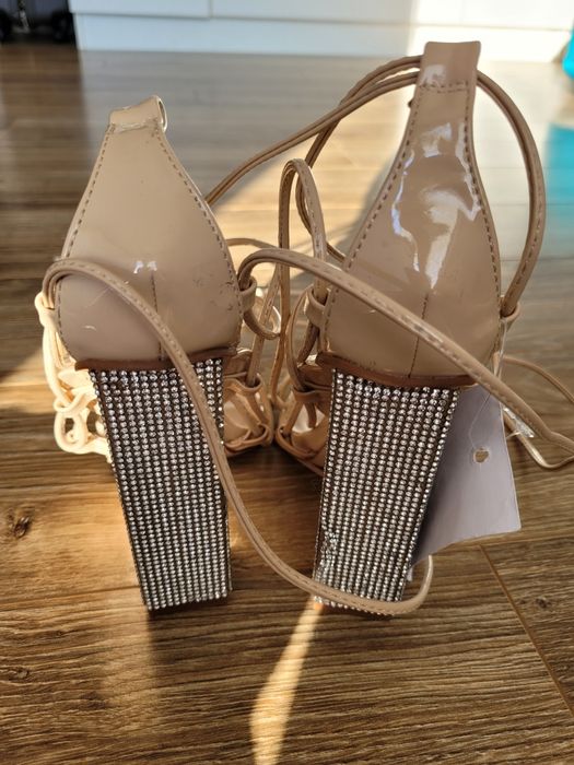 Nowe pantofle na wysokim obcasie r. 38