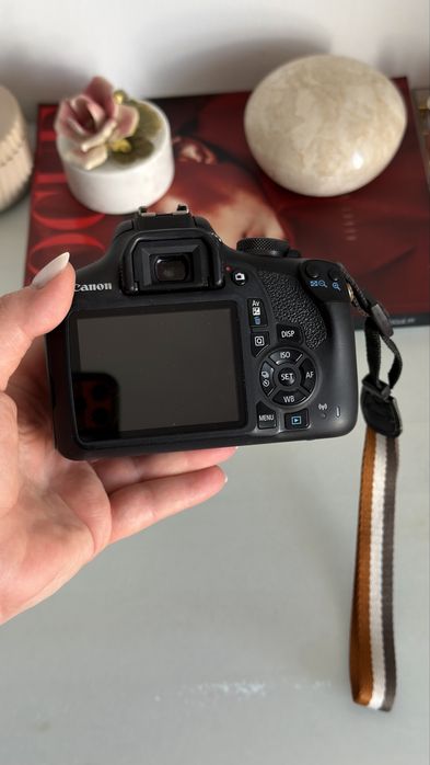 Canon EOS 2000D + Objetiva EF-S 18-55mm + Mala + Carregador + Bateria